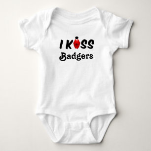 Closing Baby I Kiss Badgers Strampler