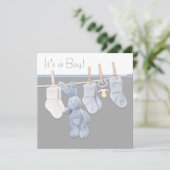 Clothesline Blau und Gray Baby Boy Dusche Einladung (Stehend Vorderseite)