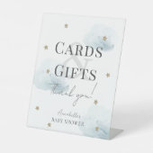 Cloud 9 Blue Clouds Boy Babyduschkarten & Geschenk Sockelschild (Vorderseite)