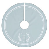 Cloud Blue Stripes and Wreath Monogram Tree Skirt Polyester Weihnachtsbaumdecke (Vorderseite)