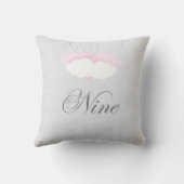 Cloud Nine Positives Gefühl Rosa und Grau Text Kissen (Rückseite)