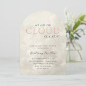 Cloud Nine White Clouds Arch Baby Dusche Einladung (Stehend Vorderseite)