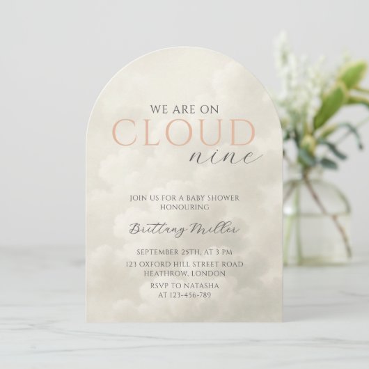 Cloud Nine White Clouds Arch Baby Dusche Einladung (Stehend Vorderseite)