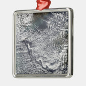 Cloud-Vorstöße gegen Cheju Do, Südkorea 2 Ornament Aus Metall (Links)