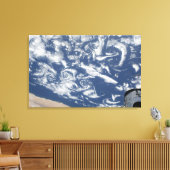 Cloud-Vortex-Straßen vor der Küste Leinwanddruck (Insitu (Wohnzimmer))