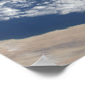 Cloud-Vortex-Straßen vor der Küste Poster (Ecke)