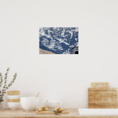 Cloud-Vortex-Straßen vor der Küste Poster (Küche)