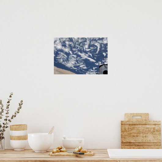 Cloud-Vortex-Straßen vor der Küste Poster (Küche)