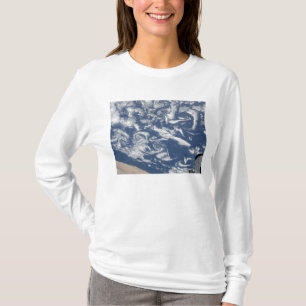 Cloud-Vortex-Straßen vor der Küste T-Shirt