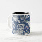 Cloud-Vortex-Straßen vor der Küste Zweifarbige Tasse (Vorderseite Links)