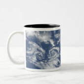 Cloud-Vortex-Straßen vor der Küste Zweifarbige Tasse (Links)