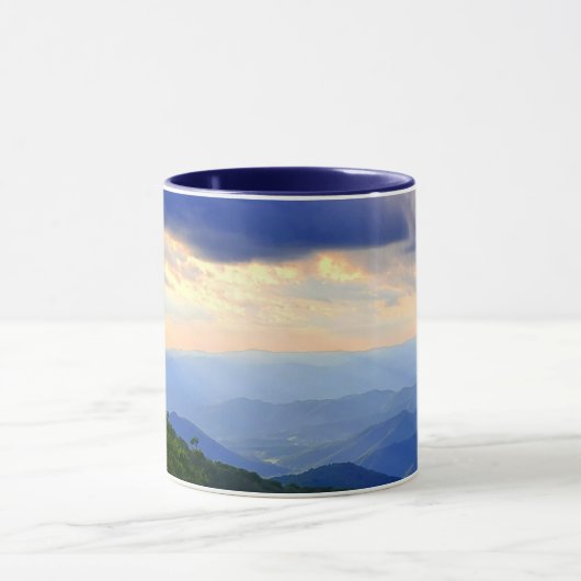Cloudy Blue Ridge Mountains Tasse (Zentrum)
