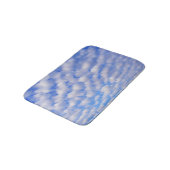 Cloudy Blue Sky Bath Mat Badematte (Schrägansicht)