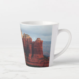 Cloudy Coffee Pot Rock in Sedona Arizona Milchtasse