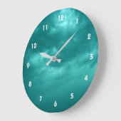 Cloudy Cyan Blue Sky Große Wanduhr (Winkel)