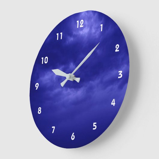Cloudy Dark Blue Sky Große Wanduhr (Winkel)