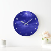 Cloudy Dark Blue Sky Große Wanduhr (Zuhause)