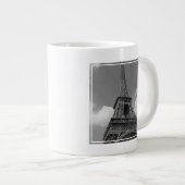Cloudy Eiffel in Schwarz und Weiß, 2015 Jumbo-Tasse (Vorderseite Rechts)