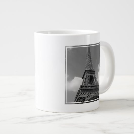 Cloudy Eiffel in Schwarz und Weiß, 2015 Jumbo-Tasse (Vorderseite Rechts)