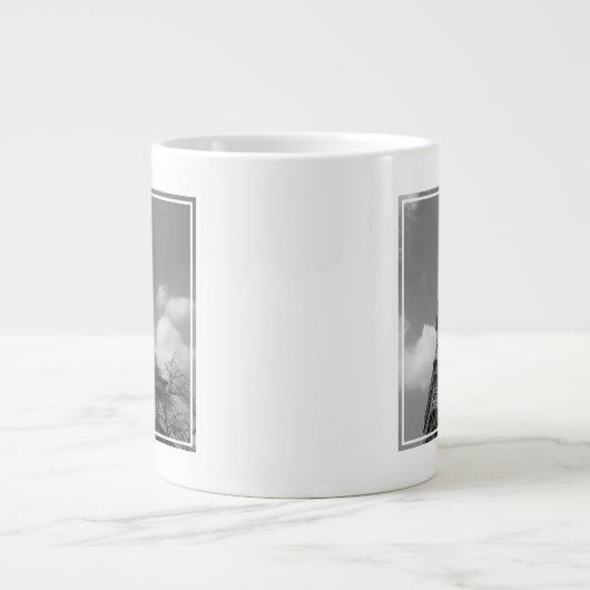 Cloudy Eiffel in Schwarz und Weiß, 2015 Jumbo-Tasse (Vorderseite)