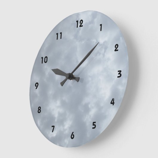 Cloudy Gray Sky Große Wanduhr (Winkel)