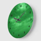 Cloudy Green Sky Große Wanduhr (Winkel)
