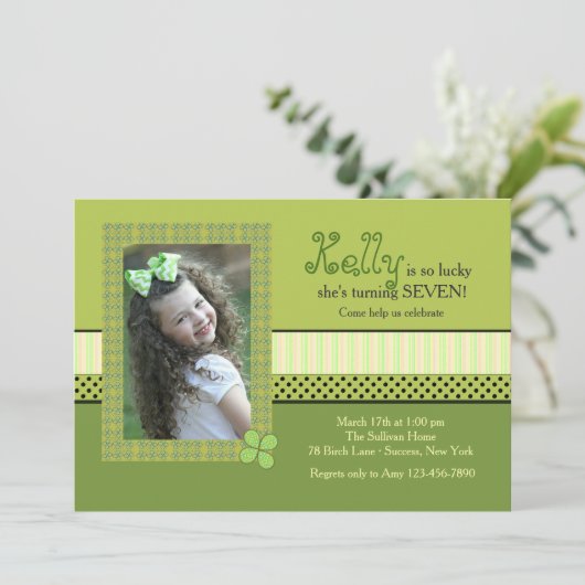 Clover Frame St. Patrick's Day Foto Einladung (Stehend Vorderseite)