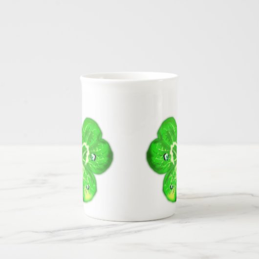 Clovers Dew Dropdown-Tasse - Frische Morgenstunden Porzellantasse (Vorderseite)