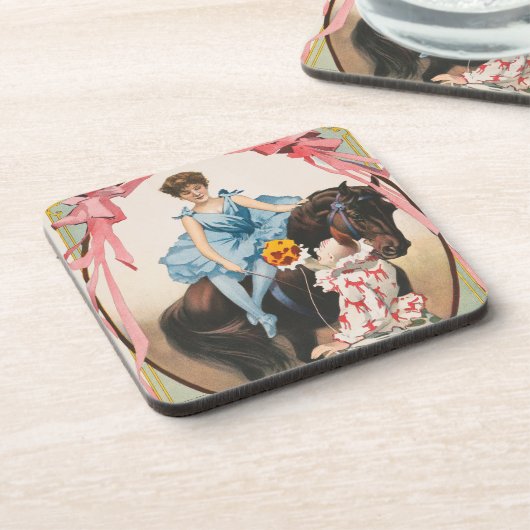 Clown, der einer Frau Blume auf dem Pferd übergibt Getränkeuntersetzer (Linke Seite)