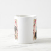 Clown, der einer Frau Blume auf dem Pferd übergibt Kaffeetasse (Mittel)