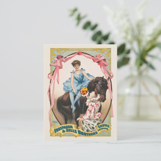 Clown, der einer Frau Blume auf dem Pferd übergibt Postkarte (Stehend Vorderseite)