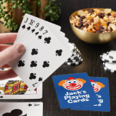 Clown-Gesicht mit eigenen Spielkarten für Kinder (In Situ)