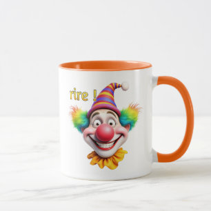 Clown lacht mit Grinsen und farbigen Haaren. Tasse