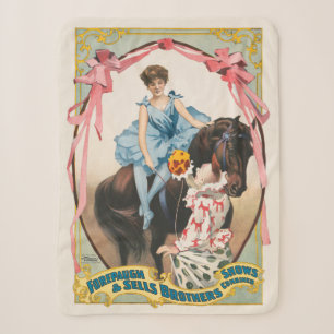 Clown überreicht einer Frau auf einem Pferd Blumen Sherpadecke