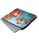 Clownfisch in Meeresalgen Laptopschutzhülle (Vorne Knopf)