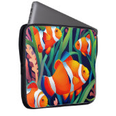 Clownfisch in Meeresalgen Laptopschutzhülle (Vorne Rechts)