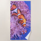 Clownfisch mit Meeresanemon in einem blauen Ozean Strandtuch (Vorderseite)