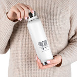Club Name Navy Blue Logo Tennisteam hinzufügen Trinkflasche<br><div class="desc">Passen Sie diesen Hut einfach an, indem Sie Ihren Club- oder Gesellschaftsnamen hinzufügen, indem Sie auf den Button "Personalisieren" klicken. Sie können den Hintergrund, die Schriftart und die Patchfarbe ändern, indem Sie auf "Bearbeiten mit dem Design-Tool" klicken. Ideal für alle Clubs, Geschäfte oder Schulklassen. Bestellen Sie so viele oder so...</div>