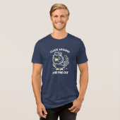 Cluck Around and Find Out Lustiges Wütendes Hühner Tri-Blend Shirt (Vorderseite voll)