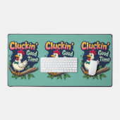 Cluckin' Good Time Funny Chicken Illustration Schreibtischunterlage (Tastatur & Maus)