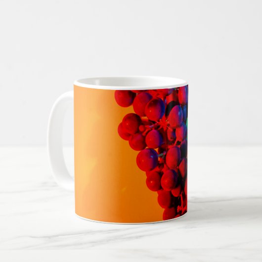 Cluster aus blauer Traube in orangefarbenem Neonli Kaffeetasse (Vorderseite Links)