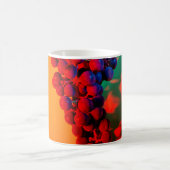 Cluster aus blauer Traube in orangefarbenem Neonli Kaffeetasse (Mittel)