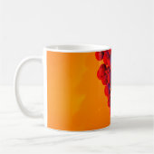 Cluster aus blauer Traube in orangefarbenem Neonli Kaffeetasse (Links)