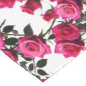 Clustered Red And Pink Roses On A Stark White  Tischdecke (Schrägansicht)