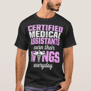 CMA Certified Medical Assistant erhält Wing Assist T-Shirt