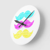 CMY Mustaches (Letterpress style) Runde Wanduhr (Winkel)