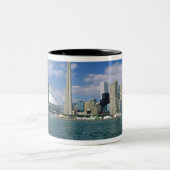 CN Tower und Skydome in Toronto, Ontario, Zweifarbige Tasse (Mittel)