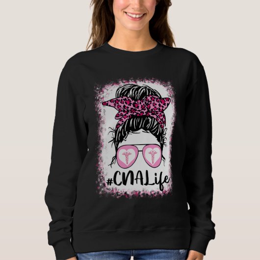 Cna Life Messy Bun Pink Leopard Bleached Nurse's D Sweatshirt (Vorderseite)