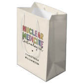 CNMT-Geschenke für den Nuklearen Medizintechniker Mittlere Geschenktüte (Rückseite Schrägansicht)