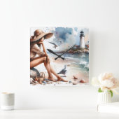 Coastal Beach Girl & Lighthouse Quadratische Wanduhr (Zuhause)